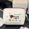 Dettaglio del beauty case trapuntato panna con ricamo di cuccioli e cerniera rossa - Cane Sdraiato (Con Cordino)