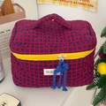 Dettaglio della borsa trapuntata a scacchi rossi e blu con cerniera gialla - Rosso e Blu a Scacchi Grande