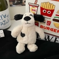 Dettaglio di un morbido cucciolo di peluche con macchia a cuore nero su sfondo lifestyle - Stile Cane a Macchie di Cuore (18cm)