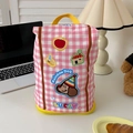 Detail van roze geruite reistas met cartoon hond print en gele handvaten - Schoenopbergtas
