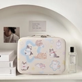 Dettaglio di un beauty case in pelle PU bianca con simpatiche illustrazioni di gatti ad acquerello - Gatto Stellato