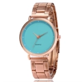 Gros plan d'une montre en acier or rose avec cadran turquoise et mouvement quartz - Vert Menthe