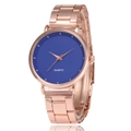 Détail d'une montre à quartz or rose avec cadran bleu minimaliste et bracelet en métal - Bleu