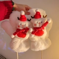 Détail de mitaines blanches en peluche avec ours de Noël 3D, bonnet rouge et écharpe - Gants Bonhomme de Neige de Noël