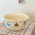 Nahaufnahme einer Keramikschale mit handgezeichneten Dessertmotiven auf Karokarton - Dessert-Sammlungsschüssel