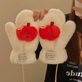 Guanti di peluche bianchi da donna con decorazione a mela rossa e comodo cordino al collo - Guanti con Motivo Mela