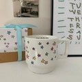 Weiße Keramiktasse mit Sternenmuster und passendem Geschenkset mit blauem Schleifenband - 350ml / Bunter Stern [Henkelbecher Geschenkbox]