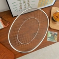 Ovaler Edelstahl-Siebkorb zum Abspülen von Obst und Gemüse auf einer Holztischplatte - Oval Large