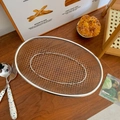 Detailansicht eines ovalen Edelstahl-Netzkorbs auf einem rustikalen Holztisch - Oval Klein