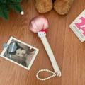 Detail van Hello Kitty moxa massagehamer met roze satijnen top en parelketting handvat - Roze Kat