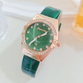 Montre quartz femme avec bracelet en cuir vert, lunette en strass et cadran à motif rayons - Vert