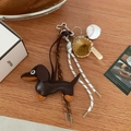 Detalle de llavero de perro salchicha de cuero con accesorios de béisbol en madera - Perro Salchicha + Béisbol + Cuerda de Escalada