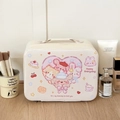 Detail van witte lederen make-uptas met schattige cartoon beer en konijn illustraties - Hart Hond