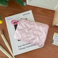 Detail van roze hartvormige gewatteerde muntenportemonnee op magazine achtergrond - Roze Hart