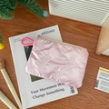 Macro detail van roze gepofte tas met reliëf strikken en gladde ritssluiting - Roze Strik