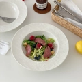 Primo piano di un piatto in ceramica bianca con trama in pietra e insalata di carne - Piatto Cappello di Paglia