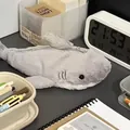Simpatico astuccio a forma di squalo in morbido peluche grigio per studenti sulla scrivania - Squalo