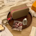 Detail van beige siliconen make-uptas met roze ritssluiting en touwhandvat - Khaki & Rozerood (Zonder Sleutelkoord)