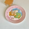 Vista dettagliata del piatto in ceramica con illustrazione di gatto e divano - Gatto con Bordo Rosa