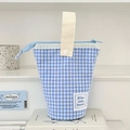 Dettaglio dell'astuccio in tela a quadri blu con manico ed etichetta Jolly House - Quadri di Sale Marino / Blu