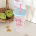 Detail van matte plastic beker met blauw deksel, roze rietje en roze strikprint - the jolly house / Groot