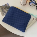 Detail der dunkelblauen karierten Kosmetik-Tasche mit gelbem Reißverschluss und Griff - Blau-Weiß Kariert