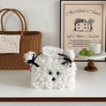 Primer plano de funda para pañuelos con forma de perro blanco peludo y lazos negros lindos - Blanco