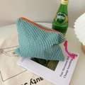 Detailaufnahme der grün-weiß karierten Kosmetiktasche mit orangefarbenem Reißverschluss - Grün Karriert