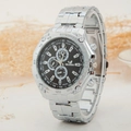 Detalle de reloj de acero plateado con esfera negra y cronógrafos decorativos - Negro