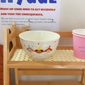 Dettaglio di una ciotola in ceramica bianca con simpatici cani e motivi colorati per feste - Ciotola Di Riso