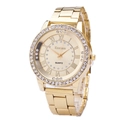 Orologio al quarzo dorato da donna con lunetta in strass e cinturino in metallo su fondo bianco - Oro