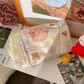 Dettaglio del beauty case beige a rotolo con graziose illustrazioni di orsi e della luna - Orso Buonanotte