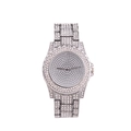 Detailweergave van het luxe dameshorloge met volledige diamantzetting en zilveren band - Zilver