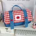 Dettaglio dell'astuccio in denim blu con patta a quadretti rossi e ricamo di gatto - Quadretti Rossi