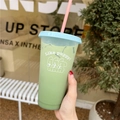 Simpatica tazza da caffè in plastica con cani, cannuccia e coperchio azzurro in mano - Tre Orsi Birichini / Grande