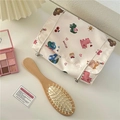 Vista piatta di una trousse per trucchi con orsetti carini e accessori per il trucco - Orso Giorno Divertente
