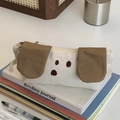 Dettaglio dell'astuccio in tela a forma di cane con orecchie 3D su quaderni - Caffè Grande
