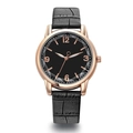 Detalle de reloj con esfera negra, caja de oro rosa y correa de cuero con grabado croco - Negro