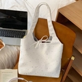 Borsa tote in tela bianca con stampa a stelle e chiusura a coulisse in ambiente di stile - Bianco