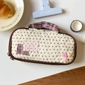 Gros plan d'une trousse beige matelassée avec pois marrons et textures en forme de cœur - 19*9.5*5cm / Jaune
