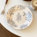 Dettaglio di un piatto in ceramica vintage con motivi floreali blu e uccelli decorativi - Vassoio Piano