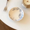 Dettaglio di piatto vintage in ceramica con motivi floreali blu e uccelli con forchetta - Ciotolina per salse