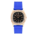 Dettaglio dell'orologio quadrato di lusso in oro rosa con cinturino in silicone blu - Blu
