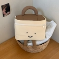 Dettaglio trousse a forma di toast con gambe 3D e doppia cerniera su tavolo in legno - Marrone Beige