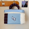 Detail der blauen Leder-Kosmetiktasche mit Hunde-Stickerei und kariertem Griff - 25.5*16.5*15cm / Blaues Patchwork
