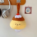 Detail eines gelben Pudding-Plüsch-Nachtlichts an einem Holzhaken in gemütlicher Umgebung - Karamell Pudding Stil (Ohne Birne)
