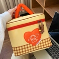 Detailansicht der gelben isolierten Kühltasche mit Cartoon-Hund und orangefarbenem Griff - 24*17*17cm / Gelber Hörender Hund