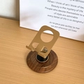 Detalle de base de madera de nogal y eje de aluminio dorado de soporte giratorio 360 - Oro Nogal