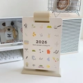 Senkrechter Tischkalender 2026 mit beigem Sockel, Spiralbindung und süßen Illustrationen - Khaki