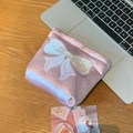 Dettaglio della trousse in raso rosa con ricamo a fiocco bianco e consistenza perlata - Piccolo (13*5*11.5cm)